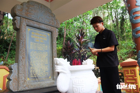 Khu tưởng niệm thân mẫu Bác Hồ giữa rừng thông rì rào xứ Huế- Ảnh 6. Các bạn trẻ, đoàn viên thanh niên ghé đến dâng hương vào mỗi dịp lễ, Tết