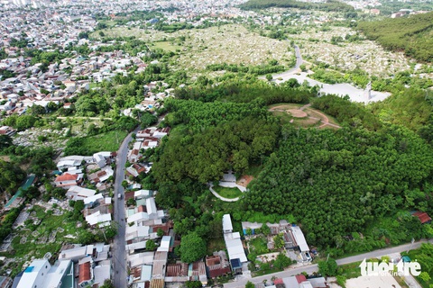 Khu tưởng niệm thân mẫu Bác Hồ giữa rừng thông rì rào xứ Huế- Ảnh 8. Khu tưởng niệm mẹ của Bác Hồ nằm ở lưng chừng núi Bân - ngọn núi được cho là nơi vua Quang Trung chọn làm nơi tế trời đất để lên ngôi hoàng đế rồi đưa quân ra Bắc đánh dẹp 29 vạn quân Thanh xâm lược