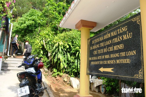 Khu tưởng niệm thân mẫu Bác Hồ giữa rừng thông rì rào xứ Huế- Ảnh 4. Con đường nhỏ dẫn lối lên khu tưởng niệm