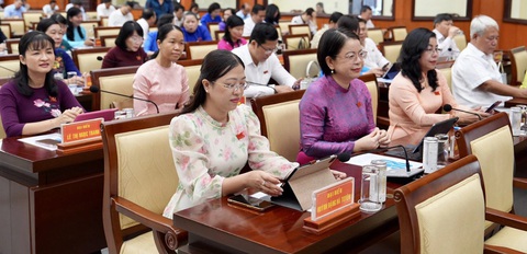 TP.HCM định hướng phát triển thành phố đa trung tâm- Ảnh 2. Các đại biểu nghe báo cáo đồ án điều chỉnh quy hoạch chung - Ảnh: HỮU HẠNH