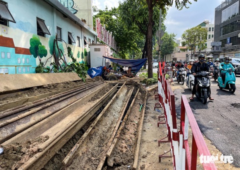Đường Võ Thị Sáu ở quận 3 vừa tái lập đã sụt lún, nguy cơ tạo thành hố sâu- Ảnh 3. Vật liệu xây dựng được tập kết bên cạnh vị trí sụt lún