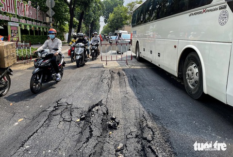 Đường Võ Thị Sáu ở quận 3 vừa tái lập đã sụt lún, nguy cơ tạo thành hố sâu- Ảnh 4. Đường Võ Thị Sáu thường đông đúc xe cộ đi lại mỗi ngày, do đó người dân lo ngại tình trạng sụt lún sẽ mất an toàn giao thông