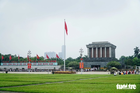 Hàng ngàn người dân xếp hàng để vào lăng viếng Chủ tịch Hồ Chí Minh trong ngày sinh nhật Người - Ảnh: NGUYỄN HIỀN Hàng ngàn người dân xếp hàng để vào lăng viếng Chủ tịch Hồ Chí Minh nhân sinh nhật Người - Ảnh: NGUYỄN HIỀN