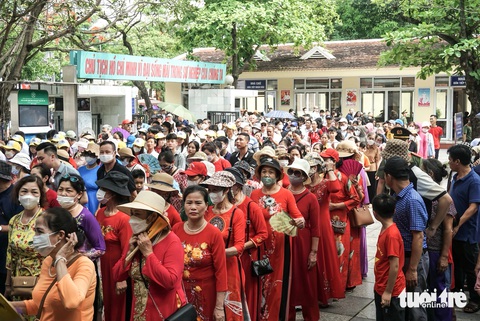 Biển người về với Bác trong ngày 18-5 - Ảnh: THỤC HIỀN Biển người về với Bác dịp sinh nhật Người hôm 18-5 - Ảnh: THỤC HIỀN