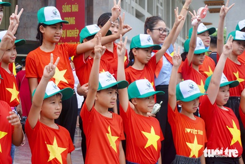 Hàng ngàn người xếp hàng dài vào lăng viếng Chủ tịch Hồ Chí Minh- Ảnh 4. Nhiều bạn nhỏ được các trường tổ chức về thủ đô thăm Bác trong dịp lễ đặc biệt này - Ảnh chụp ngày 18-5: THỤC HIỀN