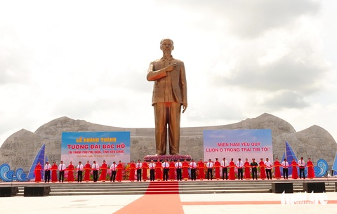 Khánh thành Tượng đài Chủ tịch Hồ Chí Minh ở Phú Quốc- Ảnh 1. Nguyên lãnh đạo Đảng, Nhà nước và lãnh đạo Tỉnh ủy Kiên Giang, UBND tỉnh Kiên Giang cắt băng khánh thành Tượng đài Chủ tịch Hồ Chí Minh ở phường Dương Đông (TP Phú Quốc) - Ảnh: CHÍ CÔNG