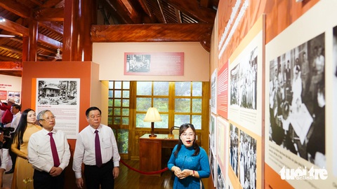Khánh thành Tượng đài Chủ tịch Hồ Chí Minh ở Phú Quốc- Ảnh 2. Ông Nguyễn Trọng Nghĩa (thứ hai từ phải sang) - ủy viên Bộ Chính trị, Bí thư Trung ương Đảng, trưởng Ban Tuyên giáo Trung ương - tham quan Nhà trưng bày về cuộc đời và sự nghiệp cách mạng của Chủ tịch Hồ Chí Minh - Ảnh: CHÍ CÔNG