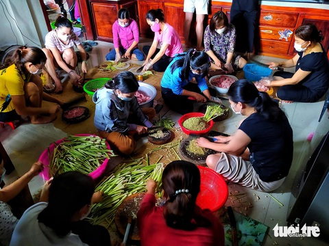 Oái oăm nhận thiệp nhưng không biết người mời cưới là ai- Ảnh 3. Cả xóm, cả làng chung sức phụ giúp khi nhà ai đó có tiệc, việc đại sự vốn vẫn là văn hóa tốt đẹp của người Việt - Ảnh: TRIỆU VÂN