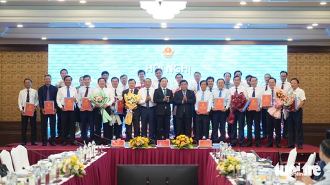 Thừa Thiên Huế sẽ là đô thị trung tâm của miền Trung- Ảnh 1. Phó thủ tướng Trần Hồng Hà cùng Bộ trưởng Bộ Kế hoạch và Đầu tư Nguyễn Chí Dũng trao quyết định phê duyệt Quy hoạch vùng Bắc Trung Bộ và Duyên hải miền Trung thời kỳ 2021-2030, tầm nhìn đến 2050 cho các tỉnh, thành thuộc vùng - Ảnh: NGỌC HIẾU