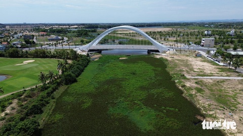 'Giải cứu' sông Cổ Cò ở Quảng Nam với vốn nghìn tỉ đang bị tắc, vì sao?- Ảnh 3. Việc khơi thông dòng sông hiện nay đang bị tắc - Ảnh: LÊ TRUNG