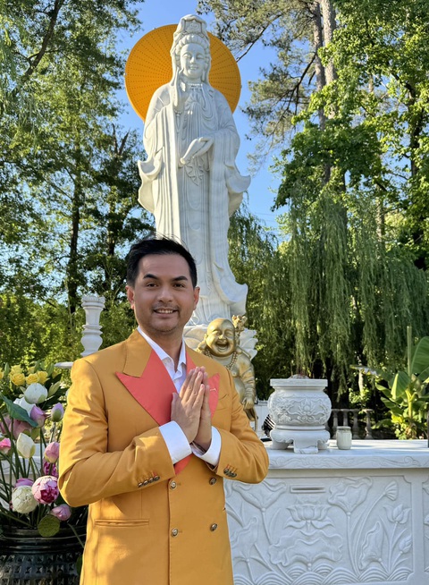 Người mẫu, diễn viên Đức Tiến đột ngột qua đời ở Mỹ- Ảnh 2. Người mẫu Đức Tiến dự lễ Phật đản tại Thiền Viện Minh Đăng Quang - Atlanta - Mỹ ngày 18-5 - Ảnh: FBNV