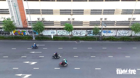 Vẽ bậy, phun sơn không chỉ đường Lê Lợi mà còn khắp đường Pasteur, Nguyễn Huệ, Lý Tự Trọng...- Ảnh 11. Các hình vẽ lớn dài hàng chục mét, nối liền từ đầu đến cuối bôi bẩn các bức tường vốn được sơn và trang trí sạch đẹp trước đó tại đường Tôn Đức Thắng (đoạn gần cầu Ba Son) - Ảnh: TIẾN QUỐC