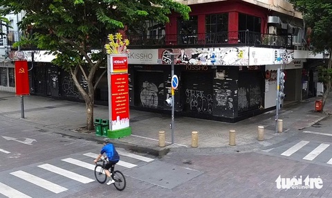Vẽ bậy, phun sơn không chỉ đường Lê Lợi mà còn khắp đường Pasteur, Nguyễn Huệ, Lý Tự Trọng...- Ảnh 19. Mắt tiền trên đường Nguyễn Huệ cũng bị tình trạng nói trên - Ảnh: TIẾN QUỐC