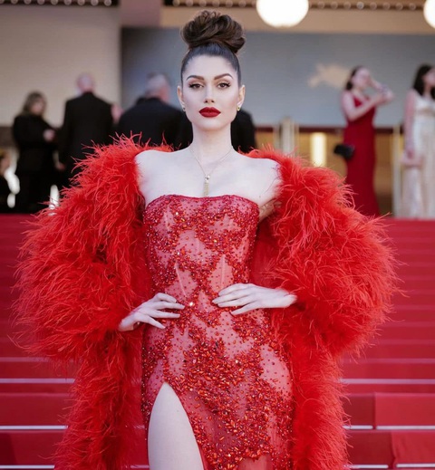 Isabella Menin - Miss Grand International 2022 - diện thiết kế Lê Thanh Hòa tại thảm đỏ Cannes - Ảnh: Facebook nhân vật Isabella Menin - Miss Grand International 2022 - diện thiết kế Lê Thanh Hòa tại thảm đỏ Cannes - Ảnh: Facebook nhân vật