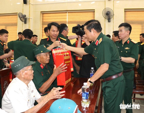 Bộ trưởng Bộ Quốc phòng tặng 20 nhà tình nghĩa ở Quảng Trị- Ảnh 1. Bộ trưởng Phan Văn Giang tặng quà gia đình chính sách, có công với cách mạng tại Quảng Trị - Ảnh: T.TH