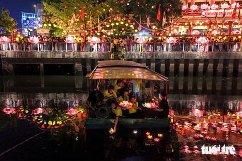 Hàng ngàn người dự lễ thả hoa đăng tại TP.HCM mừng Đại lễ Phật đản 2024- Ảnh 7. Do số lượng người dân đến quá đông nên việc thả hoa đăng được các tình nguyện viên hỗ trợ