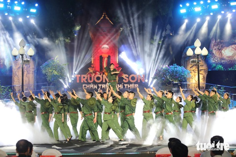 Hùng tráng 'Trường Sơn - chân trần chí thép'- Ảnh 1. Chương trình nghệ thuật đặc biệt được người xem đánh giá có nội dung ý nghĩa, sâu sắc về một thời lịch sử hào hùng - Ảnh: HOÀNG TÁO