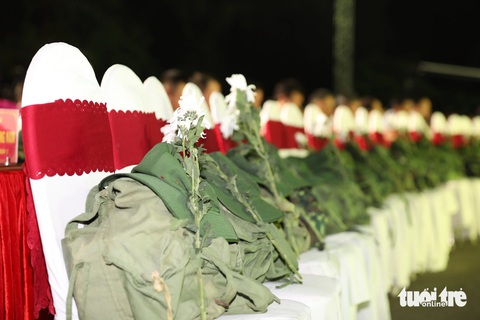 Hùng tráng 'Trường Sơn - chân trần chí thép'- Ảnh 2. Chương trình trang trọng dành hàng ghế đầu tiên với các ba lô chiến sĩ và nhành hoa tượng trưng cho các anh hùng, liệt sĩ - Ảnh: HOÀNG TÁO