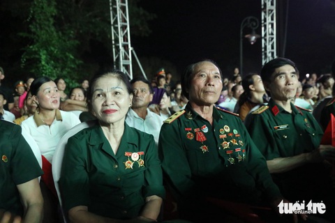 Hùng tráng 'Trường Sơn - chân trần chí thép'- Ảnh 4. Nhiều cựu chiến binh, cựu thanh niên xung phong từng phục vụ trên tuyến đường Trường Sơn lịch sử có mặt ôn lại truyền thống - Ảnh: HOÀNG TÁO