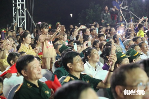 Hùng tráng 'Trường Sơn - chân trần chí thép'- Ảnh 5. Người dân địa phương hứng thú với chương trình nghệ thuật đặc sắc - Ảnh: HOÀNG TÁO