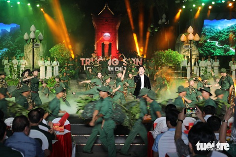 Hùng tráng 'Trường Sơn - chân trần chí thép'- Ảnh 6. Bước chân hùng dũng của bộ đội Trường Sơn năm nào được tái hiện qua các bài hát hào hùng - Ảnh: HOÀNG TÁO