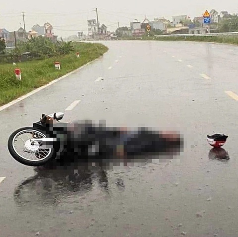 Bị sét đánh chết khi đi xe máy dưới cơn mưa dông- Ảnh 1. Hiện trường vụ việc người đàn ông bị sét đánh chết tại chỗ khi chạy xe dưới trời mưa dông - Ảnh: THU TÂY