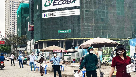 Chính sách không nhanh, giá nhà đất bị 'thổi' sẽ thành giá thật- Ảnh 1. Nhân viên môi giới nhà đất xuống đường mời chào khách hàng mua chung cư tại một dự án đang mở bán ở huyện Hoài Đức, Hà Nội - Ảnh: QUANG THẾ