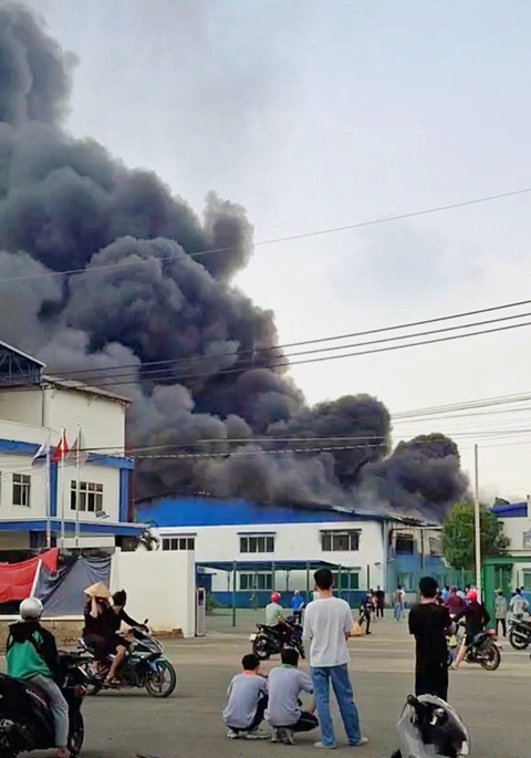 Công ty sản xuất giày dép trong Khu công nghiệp Sông Mây bốc cháy dữ dội- Ảnh 1. Cháy khu nhà xưởng của công ty sản xuất giày dép bên trong Khu công nghiệp Sông Mây (huyện Trảng Bom, Đồng Nai) - Ảnh: N.Đ.N.