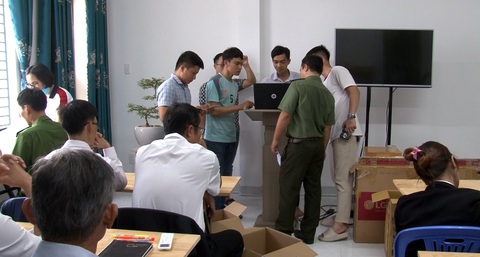 Nguyên chủ tịch UBMTTQ xã và giáo viên tham gia hội thánh trái pháp luật- Ảnh 1. Công an thị xã Phú Mỹ bắt quả tang truyền đạo trái pháp luật - Ảnh: CA cung cấp
