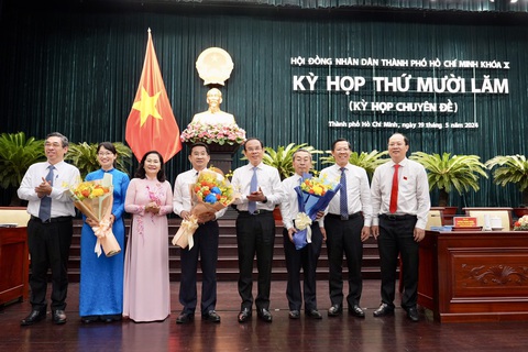 TP.HCM có 2 tân phó chủ tịch UBND TP- Ảnh 1. Thường trực Thành ủy TP.HCM tặng hoa chúc mừng bà Trần Thị Diệu Thúy, ông Dương Ngọc Hải vừa được HĐND TP.HCM bầu làm phó chủ tịch UBND TP.HCM và ông Võ Ngọc Quốc Thuận làm ủy viên UBND TP.HCM - Ảnh: HỮU HẠNH