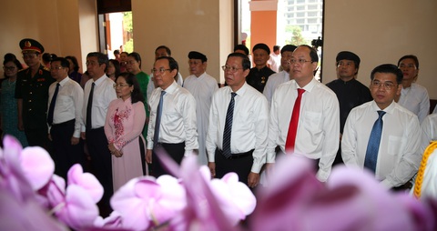 Lãnh đạo TP.HCM dâng hương tưởng niệm Chủ tịch Hồ Chí Minh- Ảnh 2. Đoàn dâng hương, dâng hoa Chủ tịch Hồ Chí Minh và Chủ tịch Tôn Đức Thắng - Ảnh: L.H.