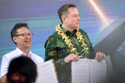 Indonesia dùng Starlink để hút đầu tư của tỉ phú Elon Musk?- Ảnh 1. Tỉ phú Elon Musk (phải) giơ thỏa thuận triển khai dịch vụ Starlink trong buổi lễ ngày 19-5 tại Bali - Ảnh: AFP