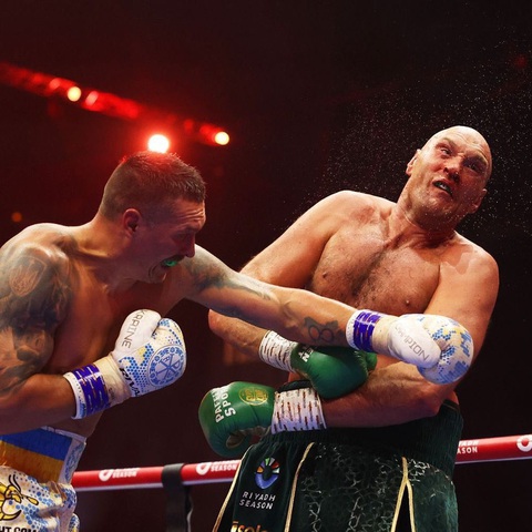 Đánh bại Tyson Fury, tay đấm Usyk thống nhất các đai hạng nặng thế giới- Ảnh 1. Oleksandr Usyk với cú đấm khiến Tyson Fury ngã vào dây thừng ở hiệp đấu thứ 9 - Ảnh: Getty