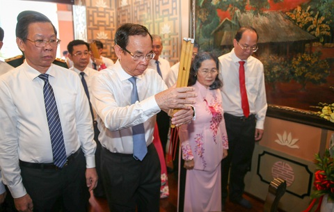 Lãnh đạo TP.HCM dâng hương tưởng niệm Chủ tịch Hồ Chí Minh- Ảnh 1. Bí thư Thành ủy TP.HCM Nguyễn Văn Nên dâng hương tưởng nhớ Chủ tịch Hồ Chí Minh - Ảnh: L.H.