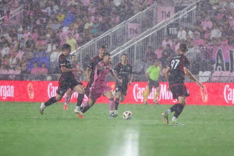 Messi trở lại giúp Inter Miami giành chiến thắng- Ảnh 1. Messi đi bóng trước cầu thủ DC United trong cơn mưa nặng hạt trên sân Chase - Ảnh: AP