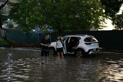 Mây dông bao trùm đồng bằng Bắc Bộ, Hà Nội đang mưa to- Ảnh 1. Đường ở khu chung cư cư VOV Mễ Trì bị ngập sau cơn mưa dông kéo dài 30 phút - Ảnh: NAM TRẦN