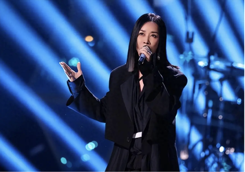 Na Anh hóa 'bà già Mãn Châu 60 tuổi', quyết phục thù ở Singer 2024- Ảnh 2. Na Anh nổi bật trên sân khấu với mái tóc đen móc lai bạch kim