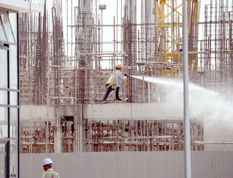 Thêm cơ hội an cư với nhà ở xã hội cho thuê- Ảnh 2. Công nhân thi công xây dựng khu nhà xã hội tại phường Thạnh Mỹ Lợi, TP Thủ Đức - Ảnh: TỰ TRUNG