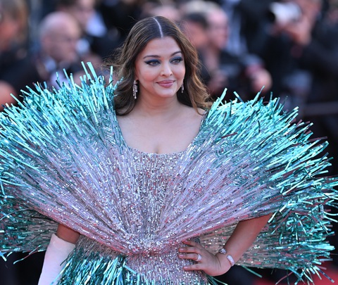 Aishwarya Rai Bachchan, người đẹp từng được vinh danh là hoa hậu đẹp nhất mọi thời đại đang khiến khán giả quê nhà và người hâm mộ quốc tế thất vọng sau hai ngày xuất hiện tại thảm đỏ Liên hoan phim (LHP) Cannes 2024. Aishwarya Rai Bachchan, người đẹp từng được vinh danh là hoa hậu đẹp nhất mọi thời đại cũng khiến khán giả quê nhà và người hâm mộ quốc tế thất vọng sau hai ngày xuất hiện tại thảm đỏ Liên hoan phim Cannes 2024 với những thiết kế khó hiểu.