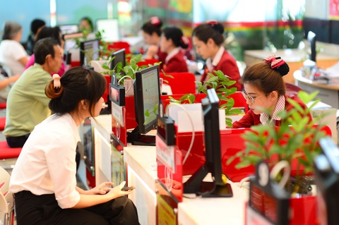Có giảm lãi suất cho người vay mua nhà?- Ảnh 4. Khách hàng giao dịch tại một ngân hàng ở TP.HCM - Ảnh: QUANG ĐỊNH