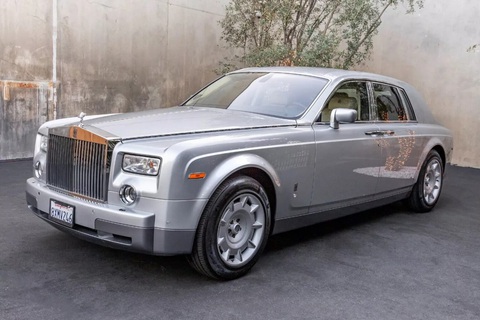 Chơi xe sang cũ như đùa với lửa, tiền sửa ngang tiền xe- Ảnh 1. Rolls-Royce Phantom 2004 có giá chỉ tương đương 1/5 xe mới, nhưng tiền sửa có thể còn quá tiền mua - Ảnh: Beverley Hills Car Club