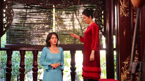 Vào vai cô con dâu, “Chị đẹp” Tú Vi chịu nhiều khổ cực từ cách cư xử hà khắc, coi thường của gia đình bên chồng Vào vai cô con dâu, “Chị đẹp” Tú Vi chịu nhiều khổ cực từ cách cư xử hà khắc, coi thường của gia đình bên chồng
