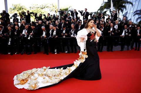 Thảm đỏ Cannes 2024 như nồi lẩu thập cẩm với những trò lố gây sốc- Ảnh 18. Thảm đỏ Cannes 2024 như nồi lẩu thập cẩm với những trò lố gây sốc- Ảnh 18.