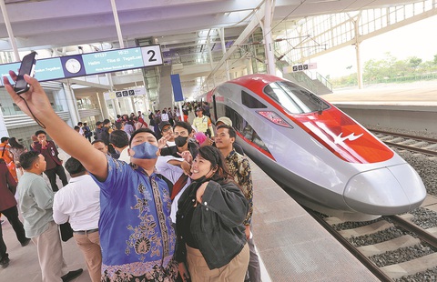 Tàu cao tốc giúp Trung Quốc 'rửa' tiếng xấu tại Indonesia, rồi sao nữa?- Ảnh 1. Người dân Indonesia hào hứng chụp ảnh với đoàn tàu cao tốc công nghệ Trung Quốc nối Jakarta và Bandung - Ảnh: THX