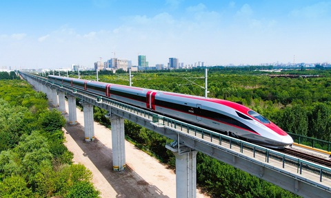 Tàu cao tốc giúp Trung Quốc 'rửa' tiếng xấu tại Indonesia, rồi sao nữa?- Ảnh 2. Toàn cảnh đoàn tàu thuộc tuyến đường sắt cao tốc Jakarta - Bandung - Ảnh: THX