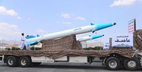 Tàu chở dầu Nga cho Trung Quốc trúng tên lửa của nhóm Houthi- Ảnh 1. Một tên lửa chống tàu của Houthi trong duyệt binh năm 2022 ở Yemen - Ảnh: Mạng xã hội X