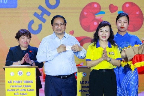 Thủ tướng Phạm Minh Chính đăng ký hiến tặng mô, tạng- Ảnh 3. Bà Nguyễn Thị Kim Tiến - Chủ tịch Hội vận động hiến tặng mô tạng, bộ phận cơ thể người Việt Nam - trao cho Thủ tướng thẻ đăng ký hiến tặng mô, tạng - Ảnh: VGP