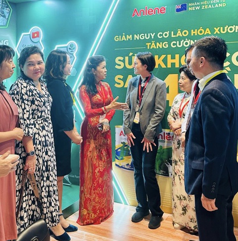 Tìm phương pháp cải thiện chất lượng xương khớp ở người lớn tuổi- Ảnh 1. PGS.TS.BS Lê Anh Thư - chủ tịch Hội Loãng xương TP.HCM, phó chủ tịch Hội Thấp khớp học Việt Nam và các chuyên gia trao đổi với TS.BS Jasmine Thomson từ Viện nghiên cứu và phát triển thuộc tập đoàn Fonterra