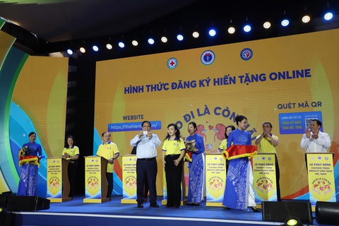 Tại lễ phát động, Thủ tướng Chính phủ Phạm Minh Chính đăng ký hiến tặng mô, tạng sau khi chết, chết não - Ảnh: T.H Tại lễ phát động, Thủ tướng Phạm Minh Chính đăng ký hiến tặng mô, tạng sau khi chết, chết não - Ảnh: T.H.