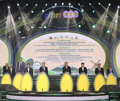 Tây Ninh tổ chức chuỗi sự kiện nông nghiệp lớn chưa từng có- Ảnh 1. Phó thủ tướng Trần Lưu Quang dự lễ công nhận vùng an toàn dịch bệnh tỉnh Tây Ninh và công bố kế hoạch xuất khẩu sản phẩm gia cầm sang thị trường Hala - Ảnh: THU HÀ